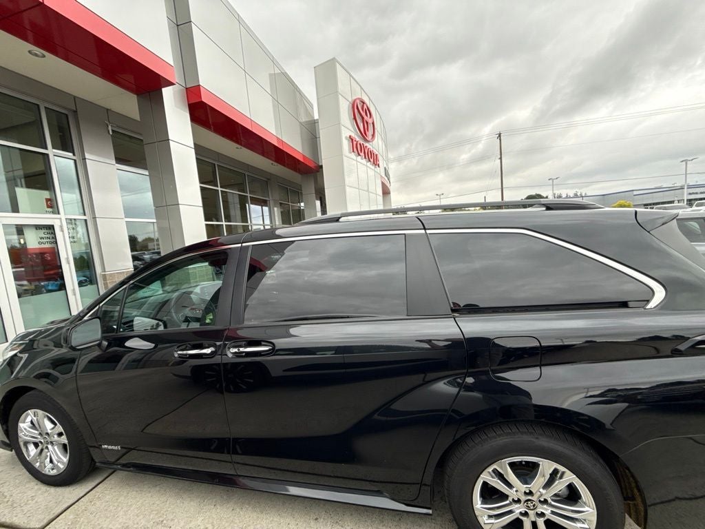 2021 Toyota Sienna XSE 7 Passenger