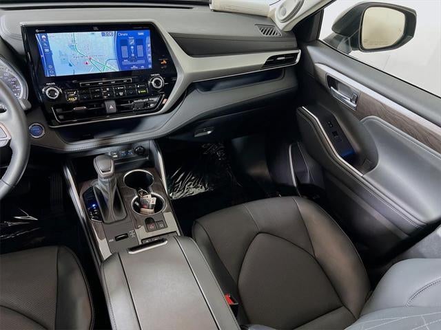 2022 Toyota Highlander Hybrid Platinum