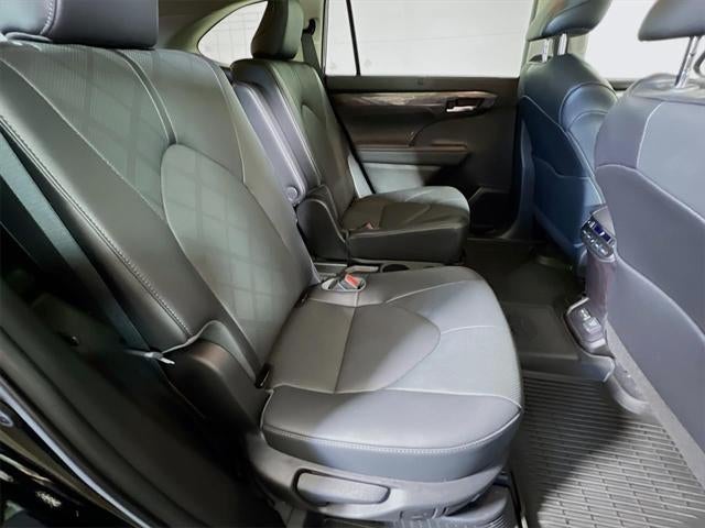 2022 Toyota Highlander Hybrid Platinum
