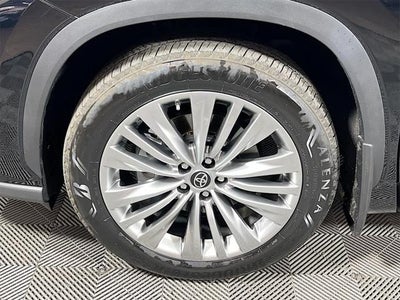 2022 Toyota Highlander Hybrid Platinum