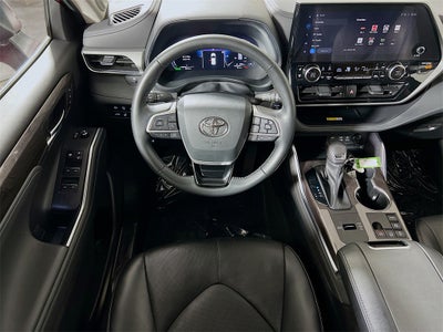 2023 Toyota Highlander Hybrid Platinum