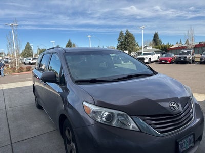 2015 Toyota Sienna LE 8 Passenger