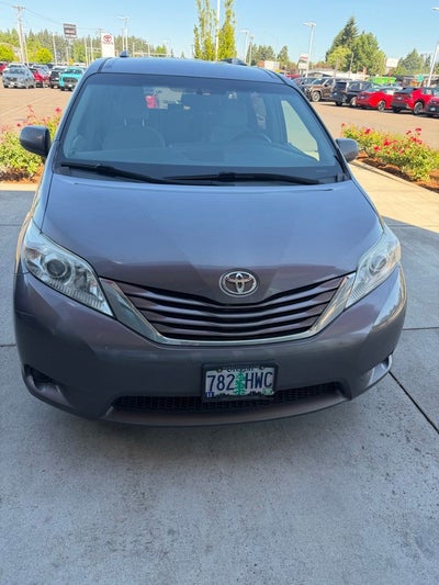 2015 Toyota Sienna LE 8 Passenger