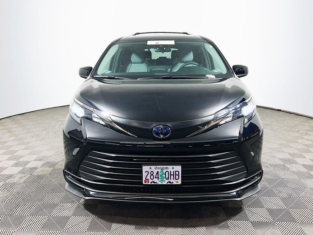 2025 Toyota Sienna LE 8 Passenger