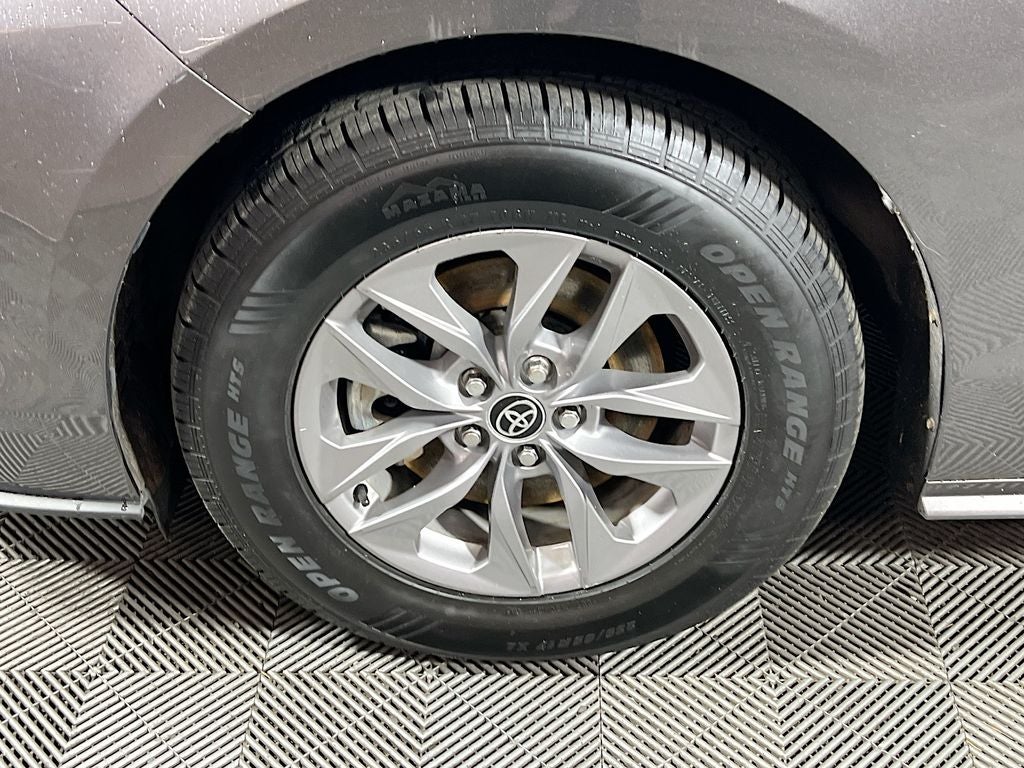 2022 Toyota Sienna LE 8 Passenger