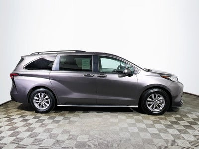 2022 Toyota Sienna LE 8 Passenger