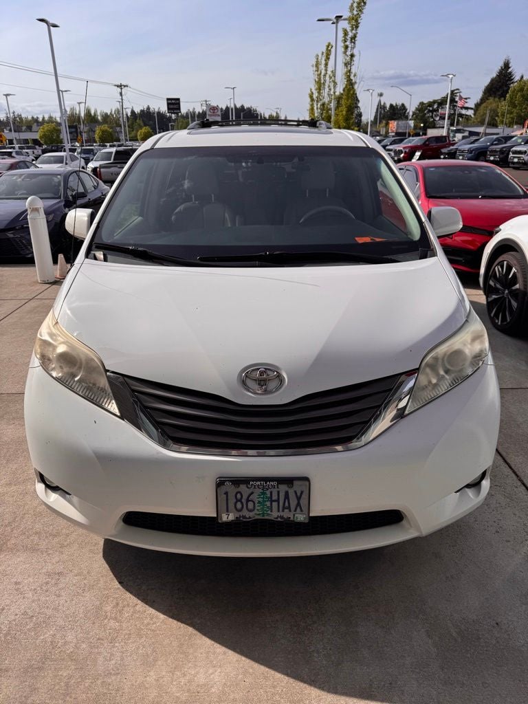 2014 Toyota Sienna XLE 8 Passenger
