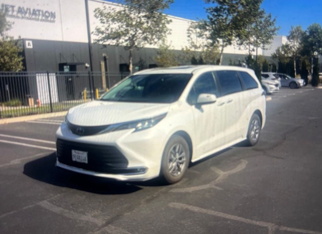 2023 Toyota Sienna XLE 8 Passenger