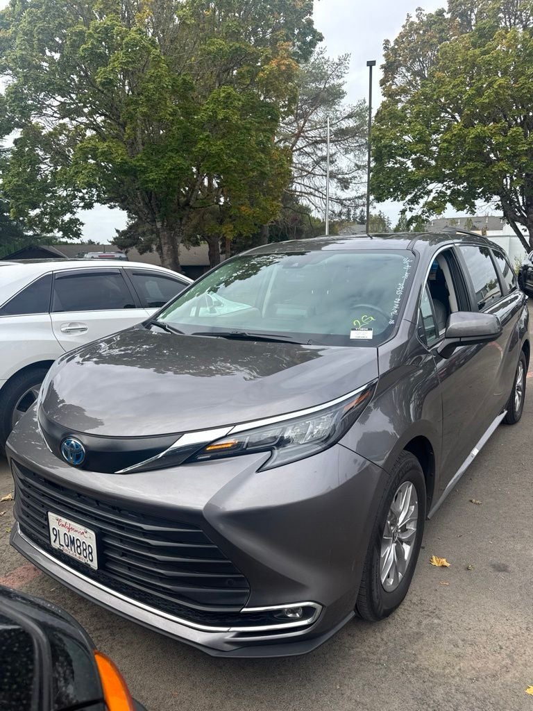 2024 Toyota Sienna XLE 8 Passenger