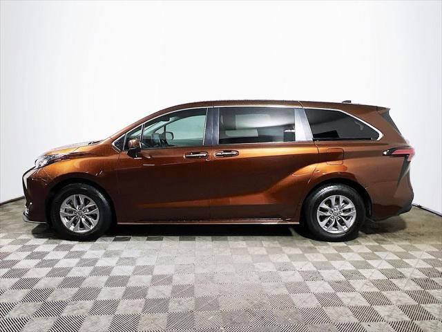 2022 Toyota Sienna XLE 8 Passenger